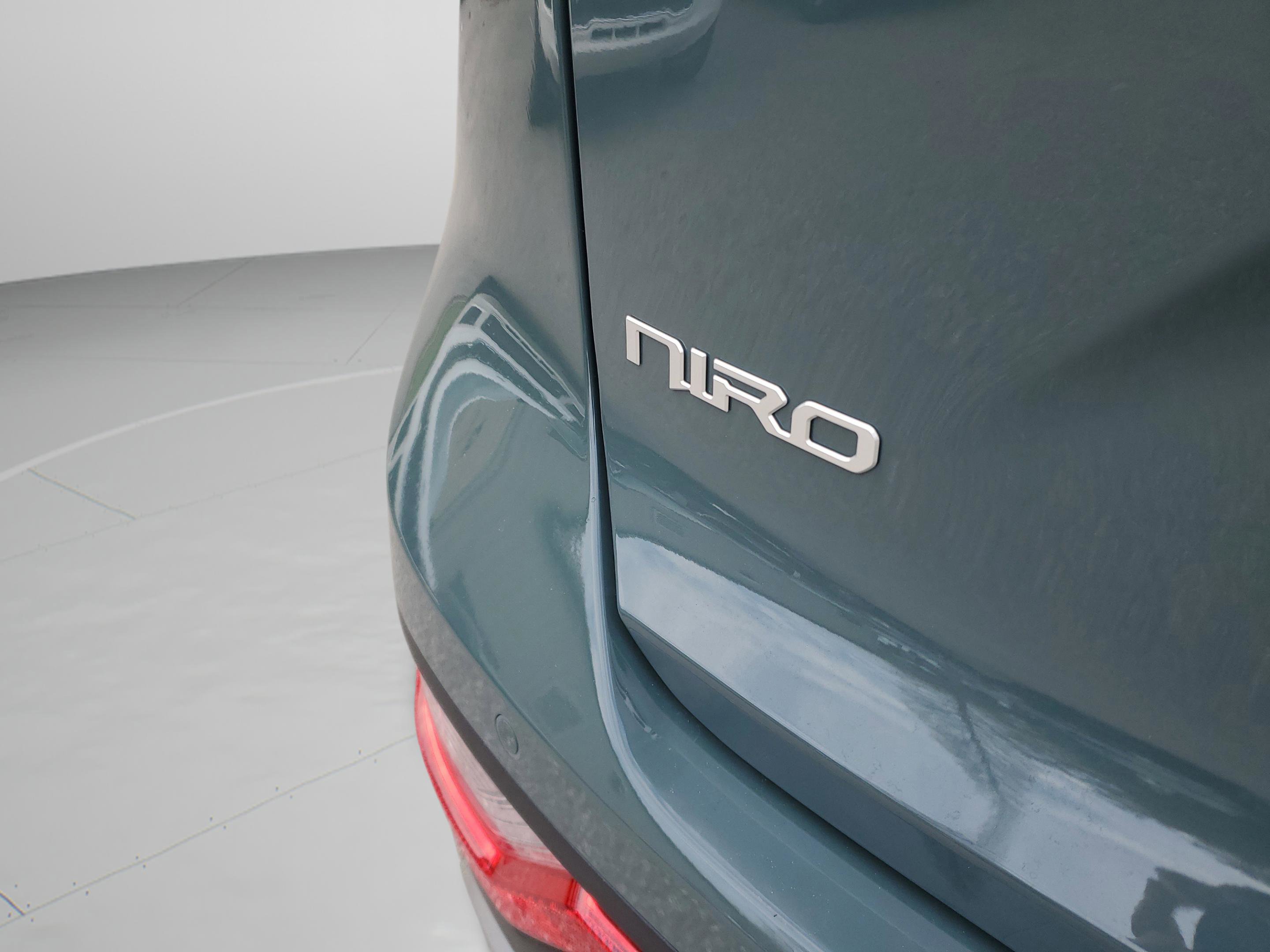 Used 2025 Kia Niro EX image 9