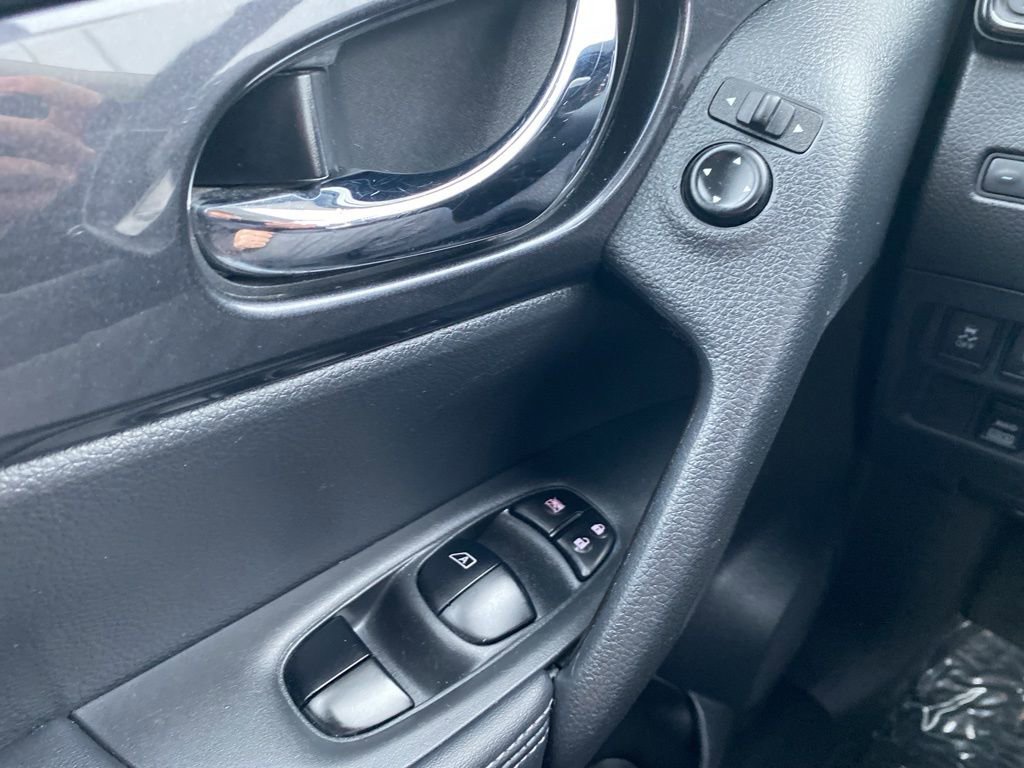 Used 2019 Nissan Rogue SV image 13