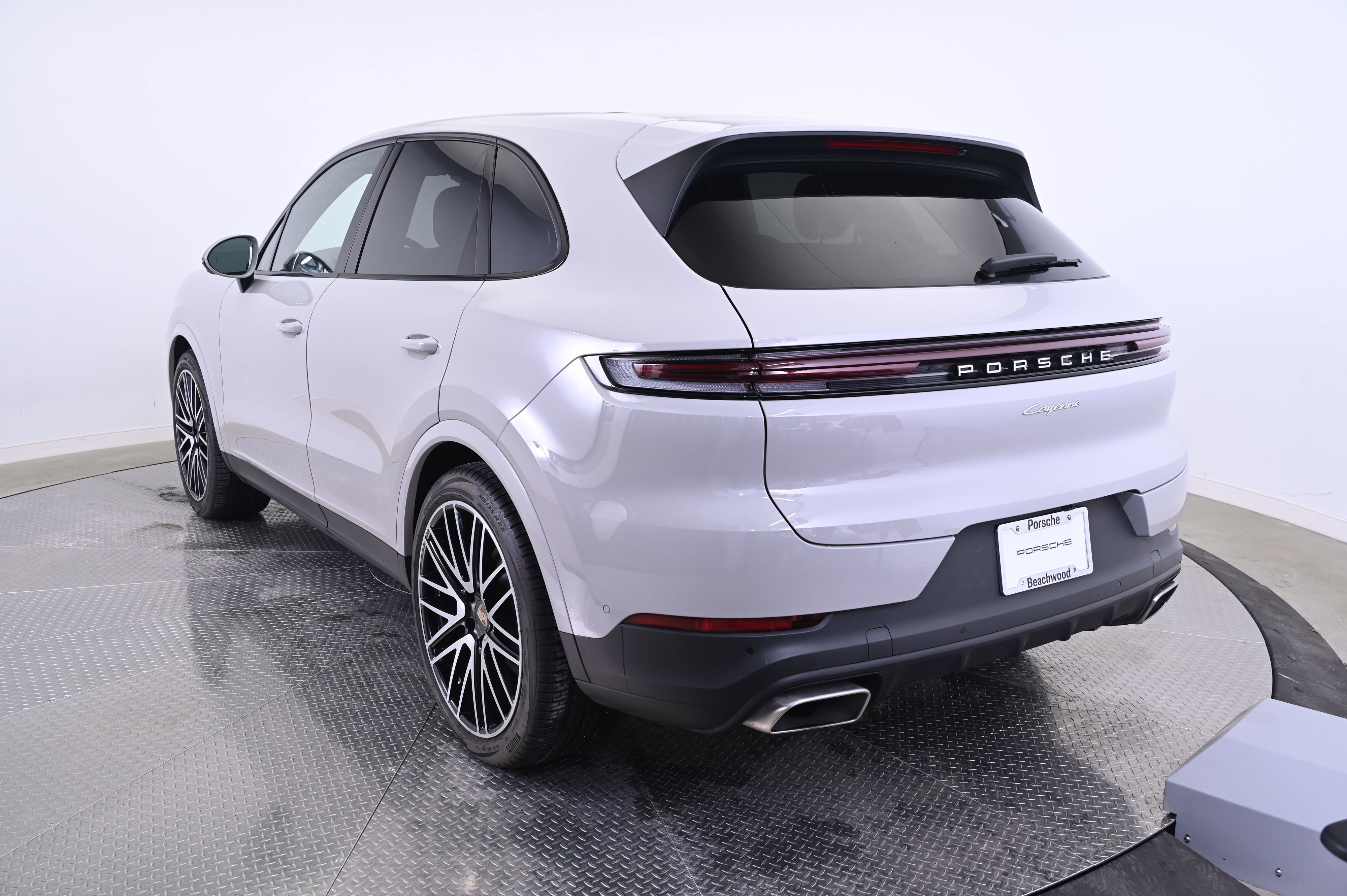 Used 2025 Porsche Cayenne image 3