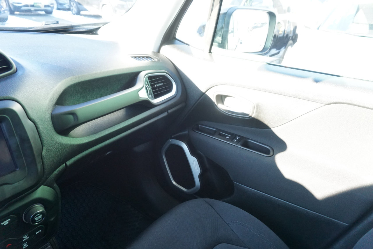 Used 2020 Jeep Renegade Latitude w/ Cold Weather Group image 20