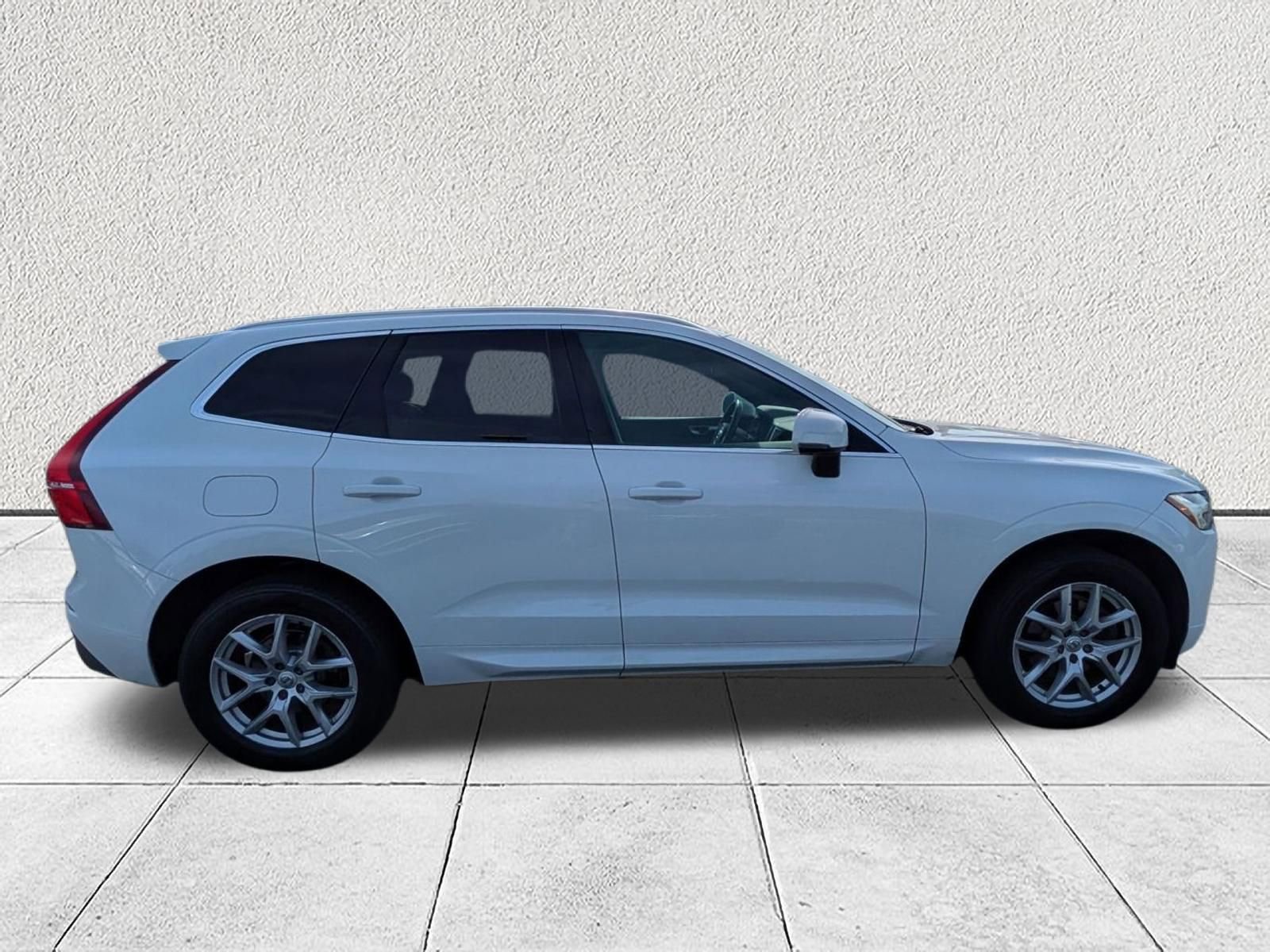 Used 2020 Volvo XC60 T5 Momentum image 2