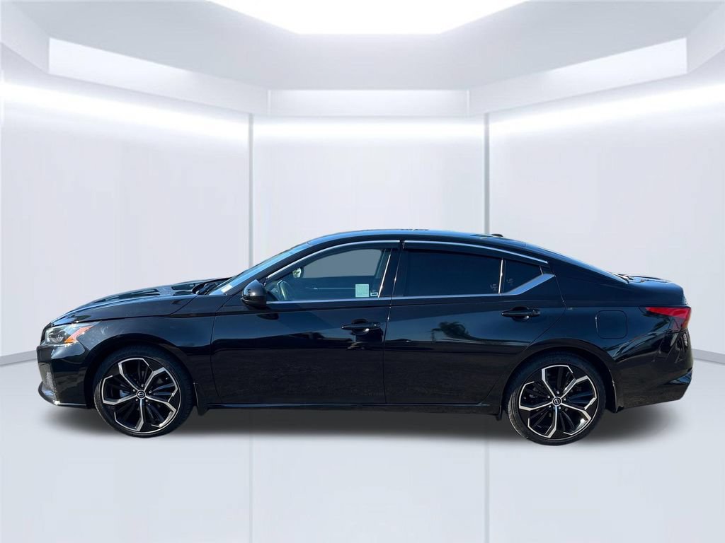 Used 2023 Nissan Altima 2.5 SR FWD image 2