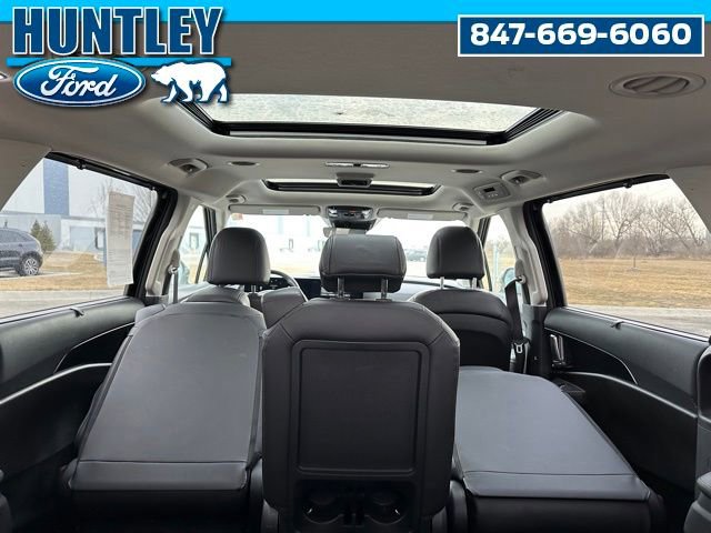 Used 2025 Kia Carnival SX w/ SX Dark Edition Package image 10