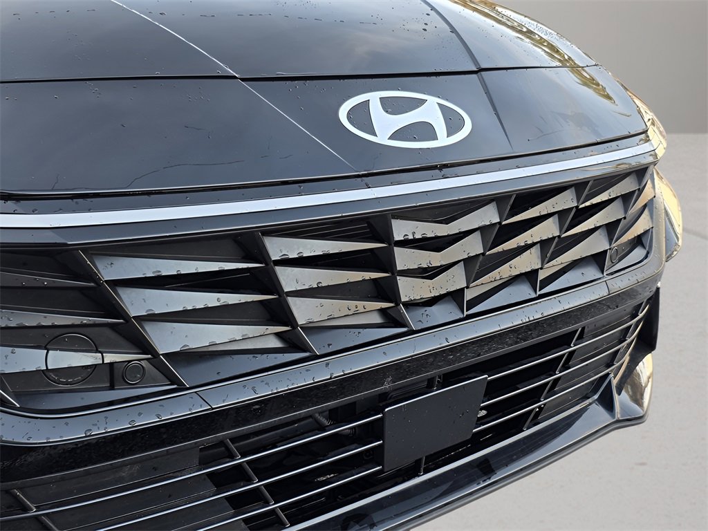 Certified 2025 Hyundai Elantra Limited image 9