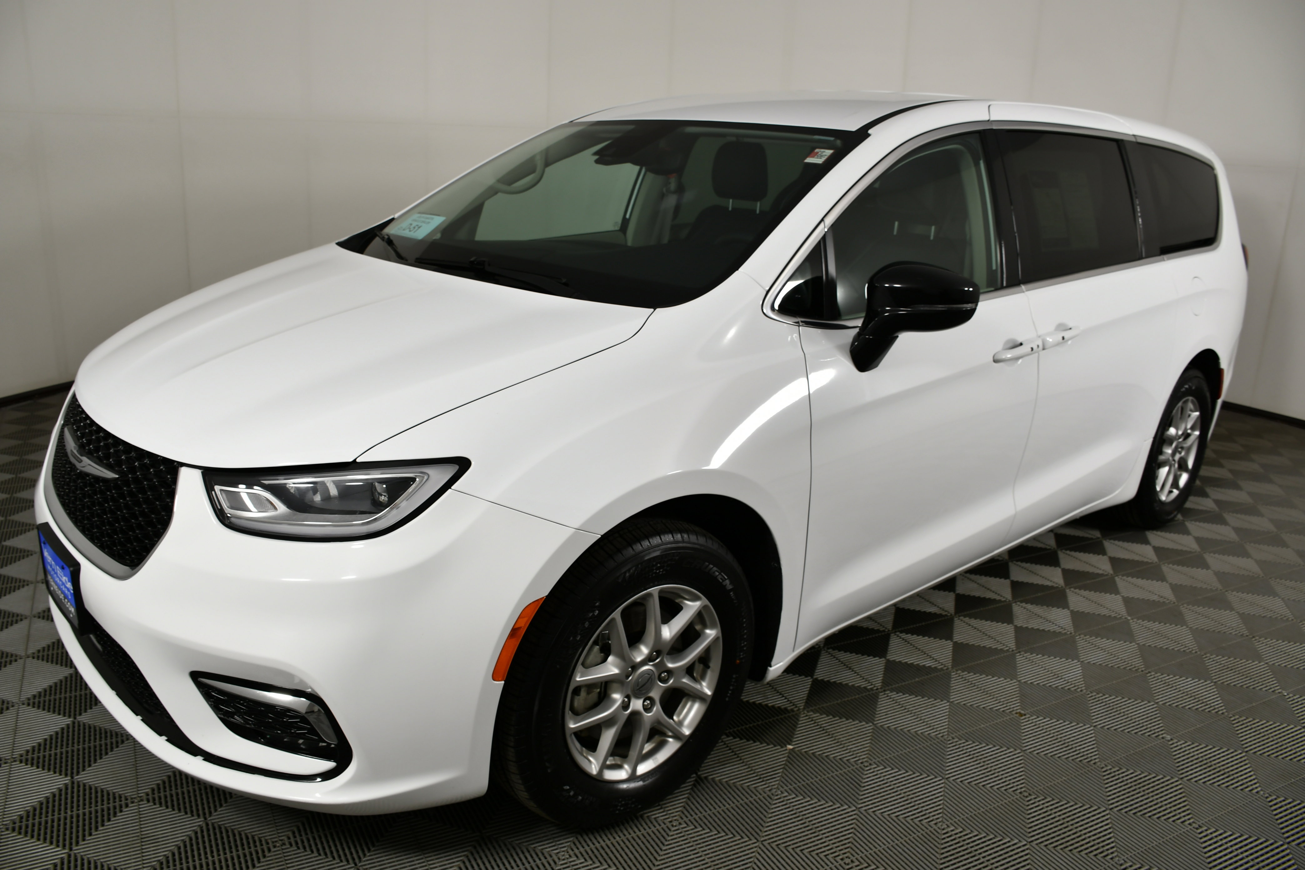 Used 2024 Chrysler Pacifica Touring-L image 10