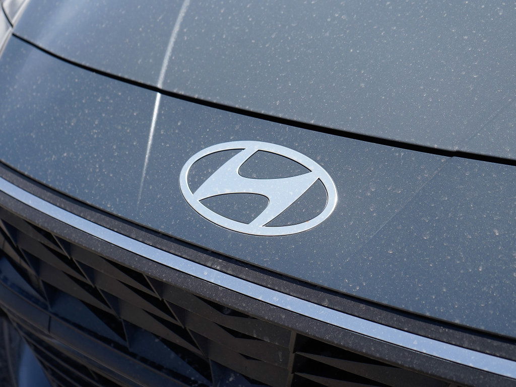 Used 2025 Hyundai Elantra Sport FWD image 2