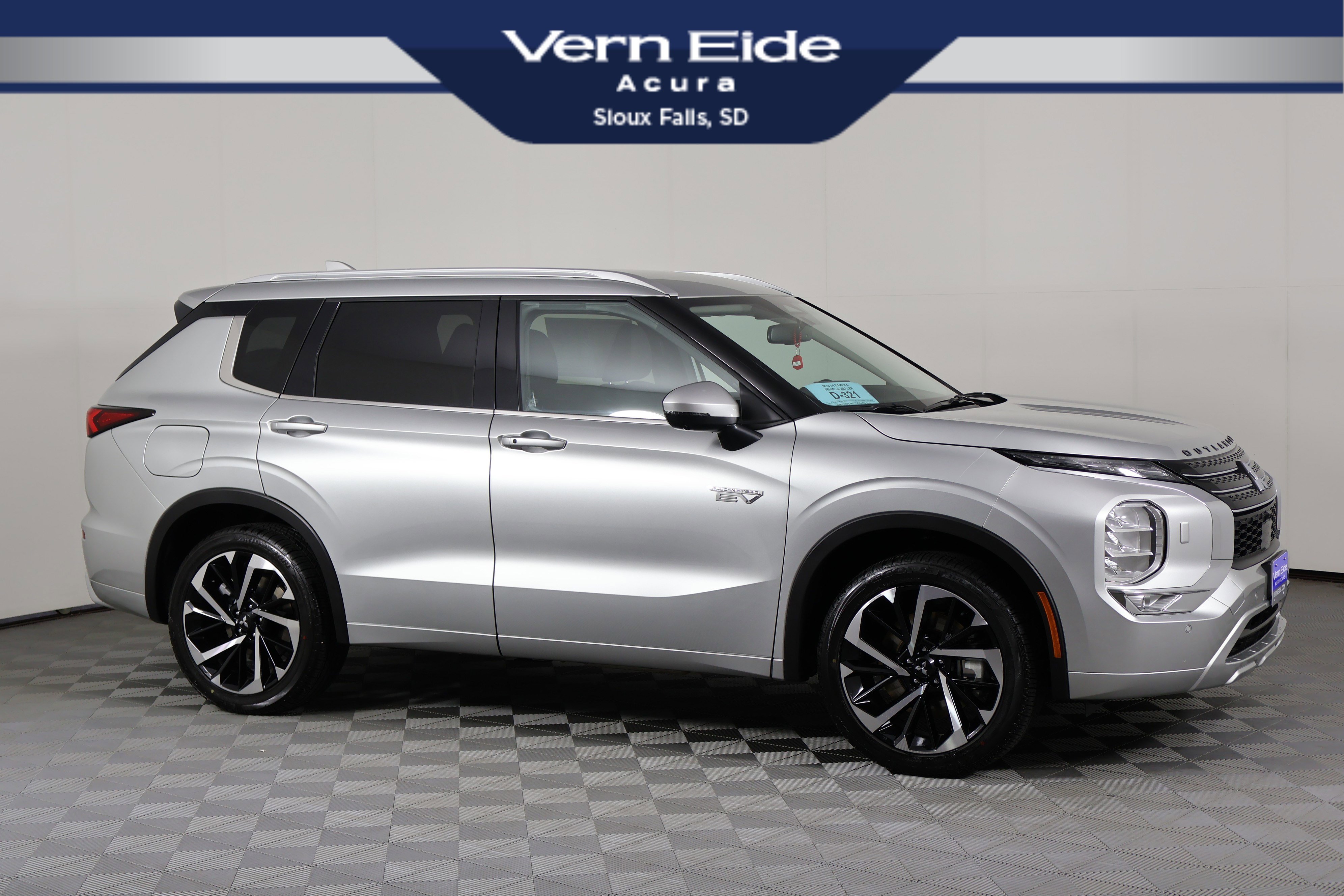 Used 2024 Mitsubishi Outlander SEL image 1