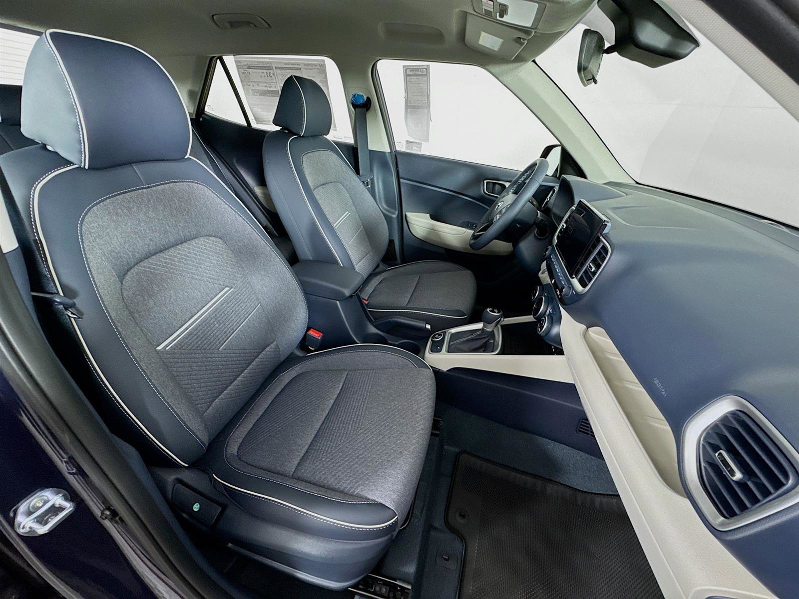 New 2025 Hyundai Venue Limited image 27