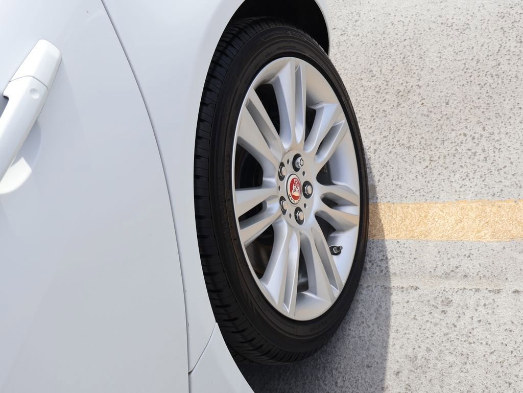 Used 2019 Jaguar XE Premium image 38