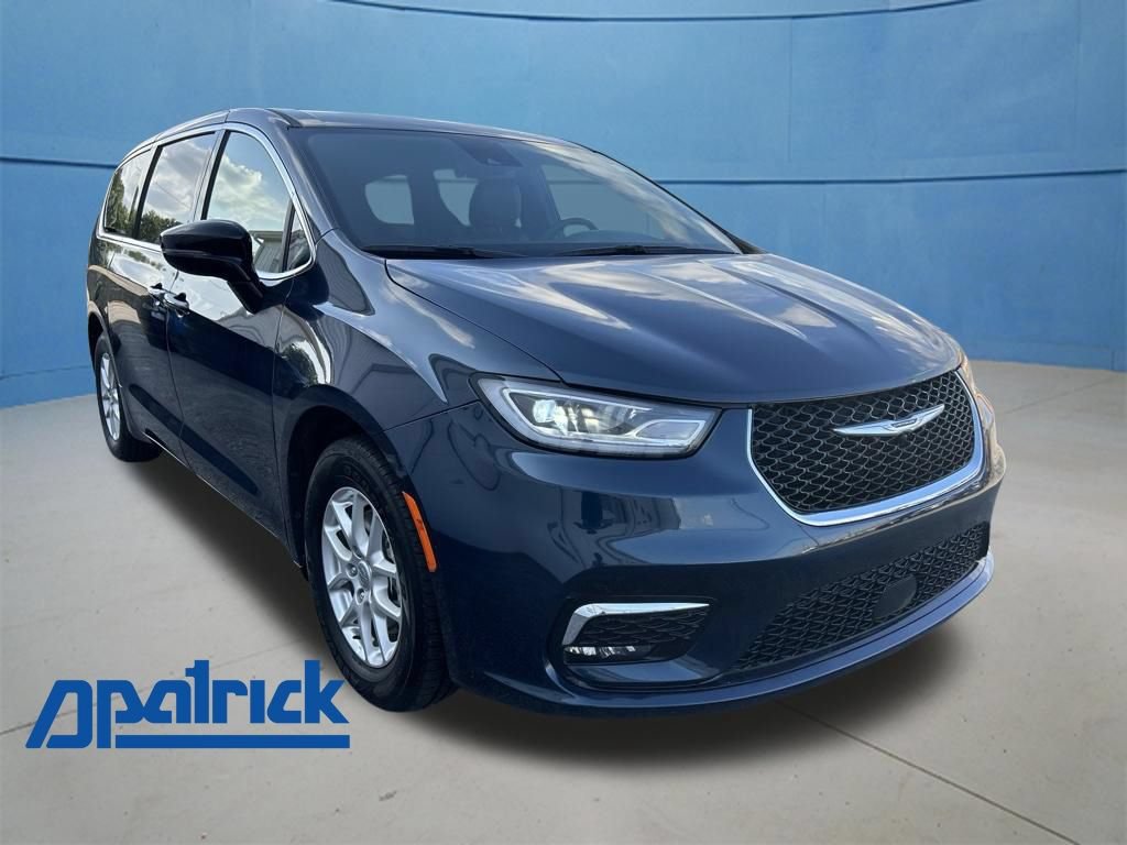 Used 2025 Chrysler Pacifica Select