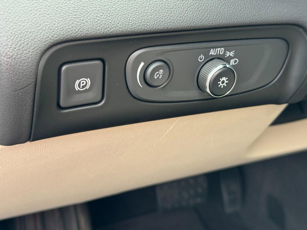 Used 2018 Buick Enclave Essence w/ Trailering Package AWD/4WD image 18
