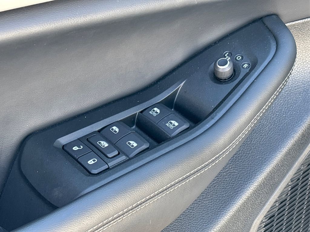 Used 2025 Jeep Grand Cherokee L Limited w/ Black Appearance Package image 28