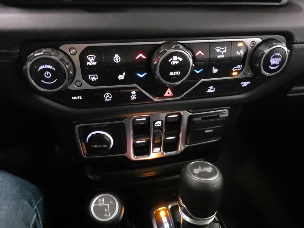 Used 2024 Jeep Wrangler Unlimited Sahara w/ Technology Group AWD/4WD image 18