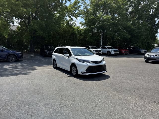 Used 2024 Toyota Sienna XLE FWD image 3