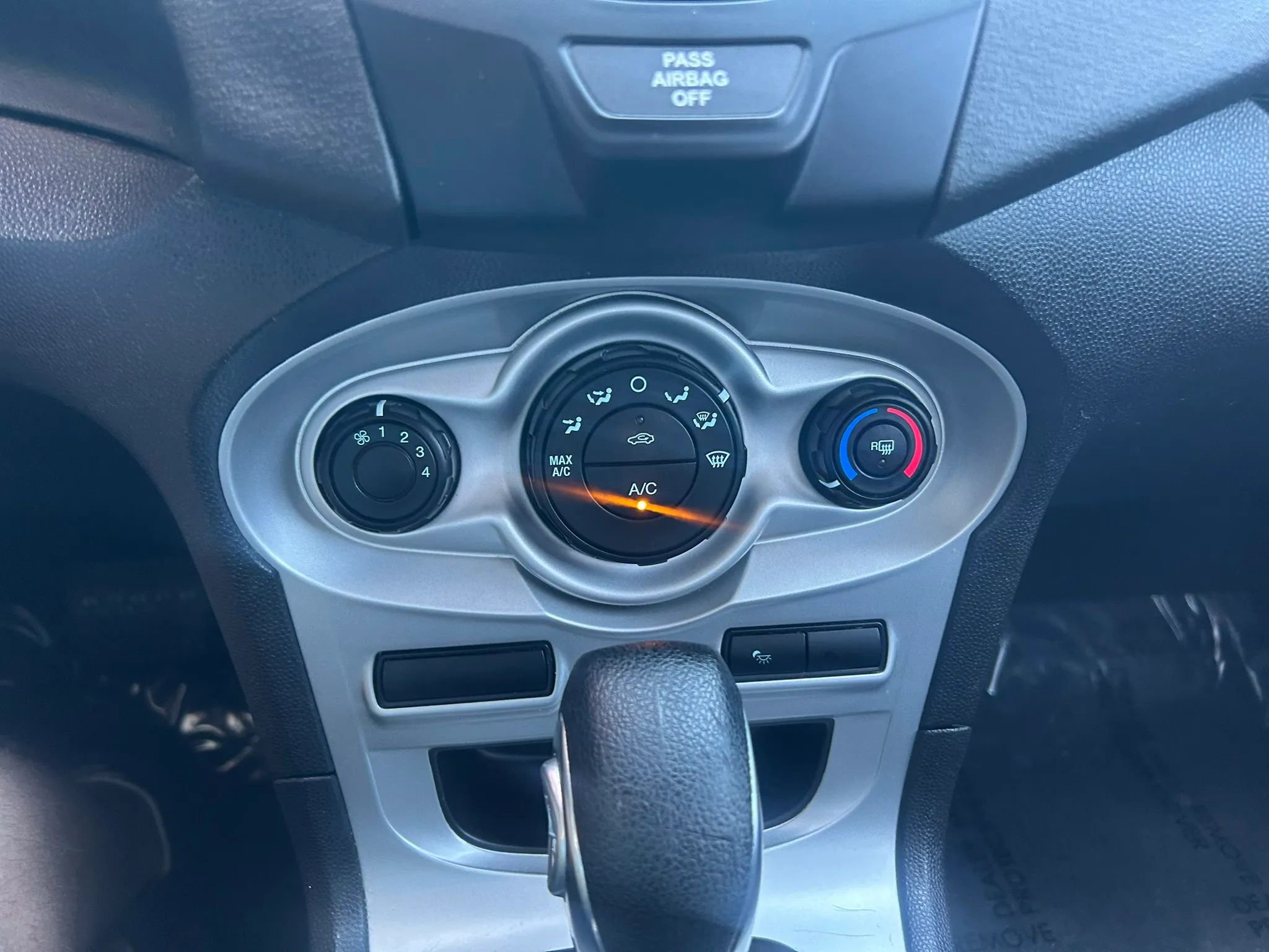 Used 2015 Ford Fiesta SE FWD image 10