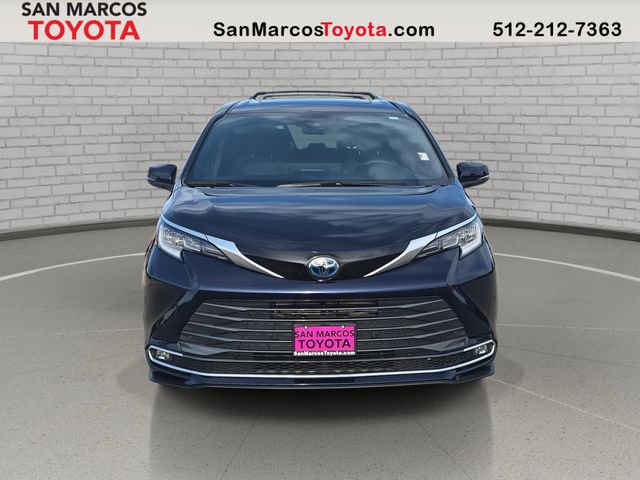 Used 2025 Toyota Sienna Limited image 2