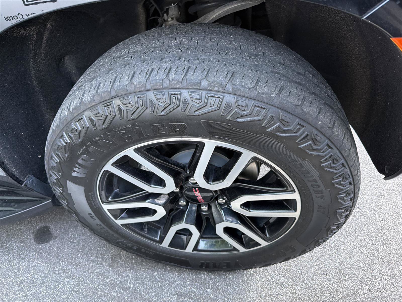 Used 2024 GMC Yukon XL AT4 w/ Technology Package AWD/4WD image 8