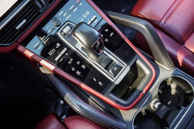 Used 2023 Porsche Cayenne Platinum Edition image 32