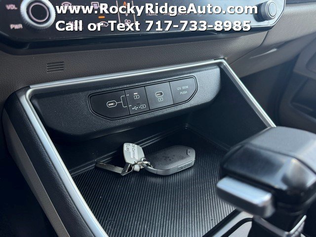 Used 2025 Kia Carnival FWD image 31