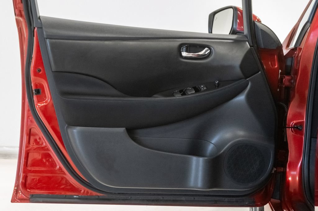 Used 2020 Nissan Leaf SV w/ SV Technology Package FWD image 8