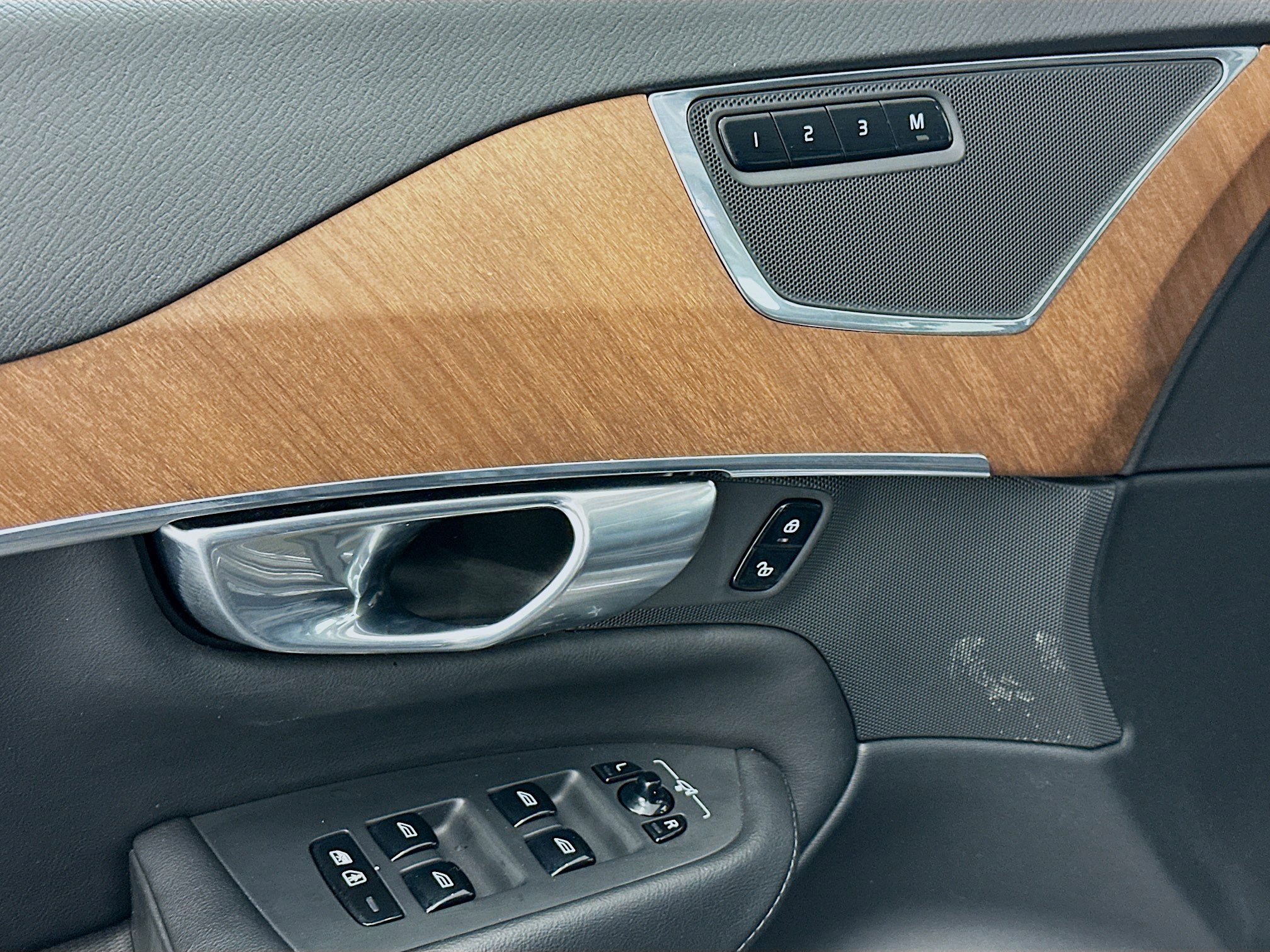 Used 2025 Volvo XC90 B6 Plus image 15