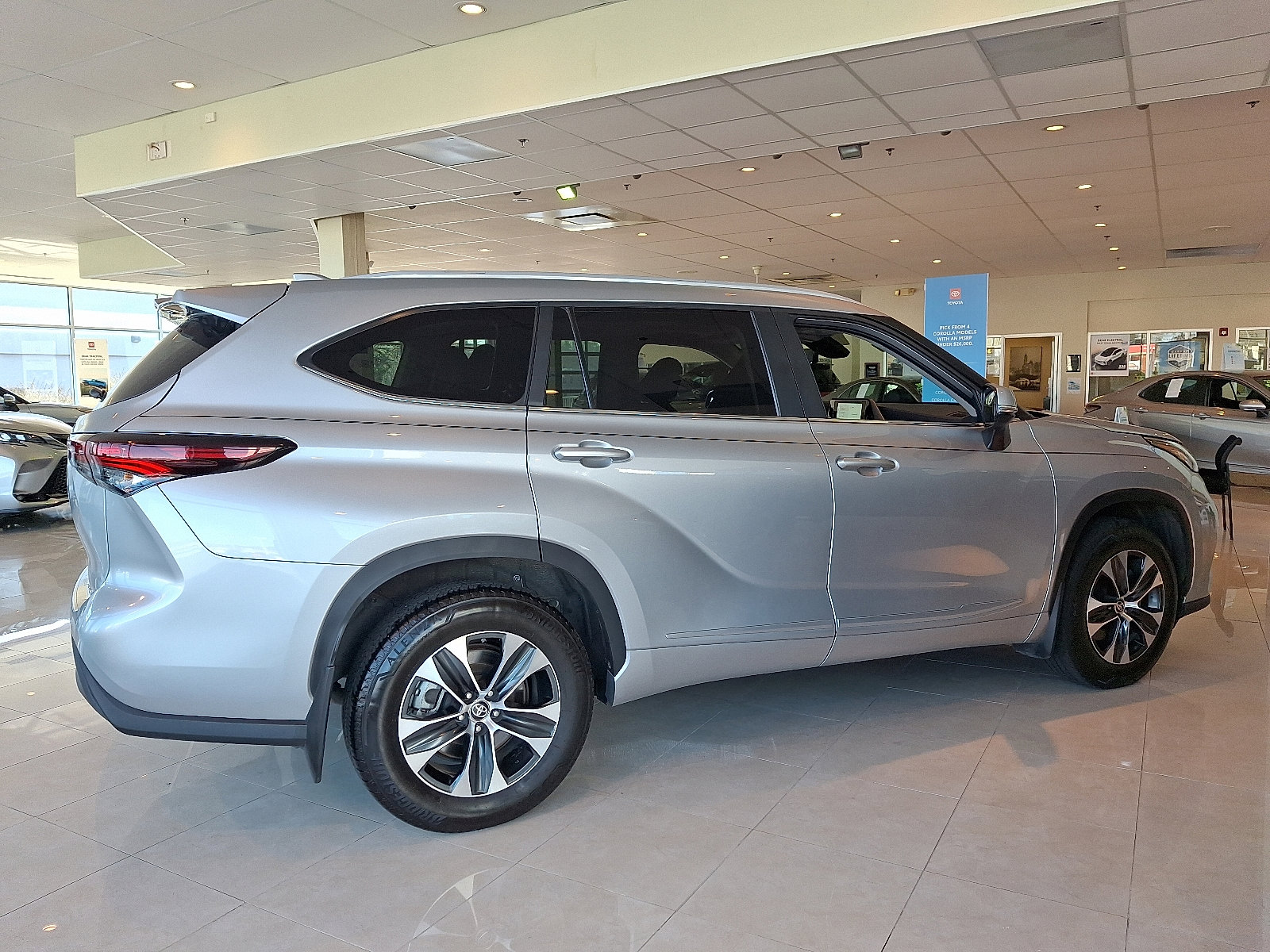 Certified 2025 Toyota Highlander XLE image 8