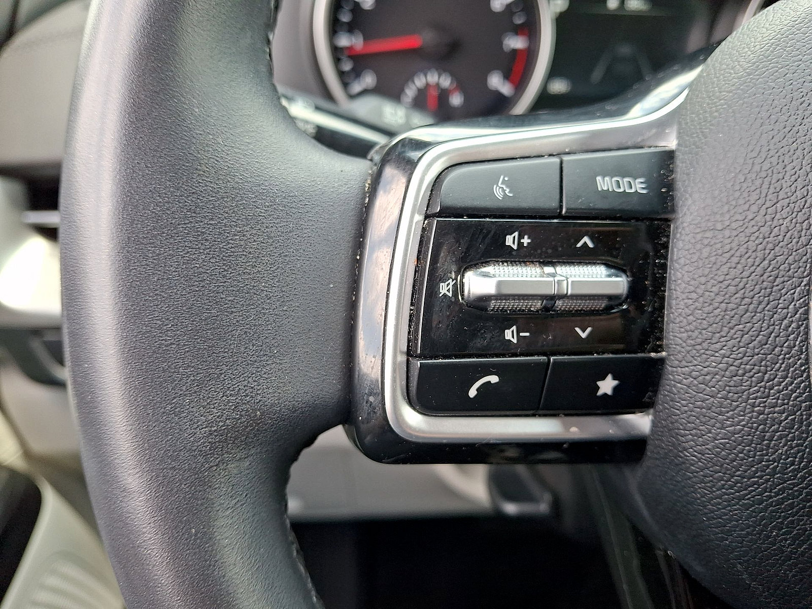 Used 2024 Kia Carnival LX FWD image 17