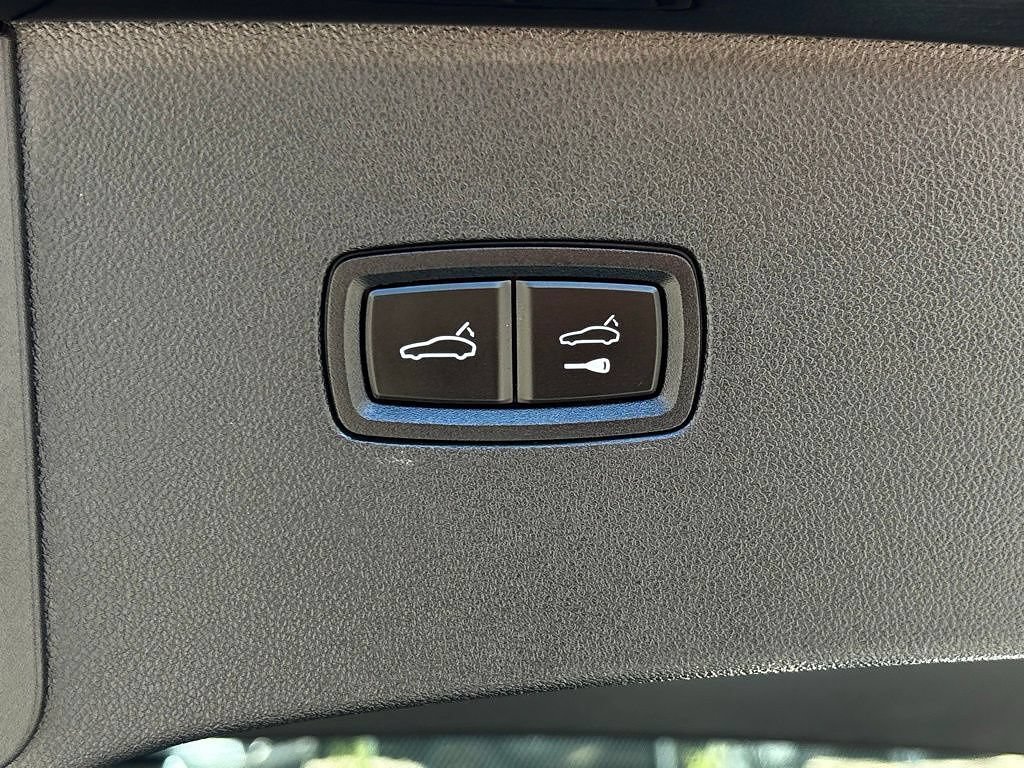 Used 2024 Porsche Cayenne Coupe AWD/4WD image 31