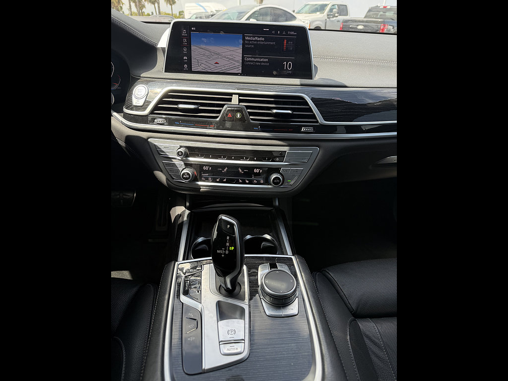 Used 2022 BMW 740i w/ M Sport Package RWD image 8