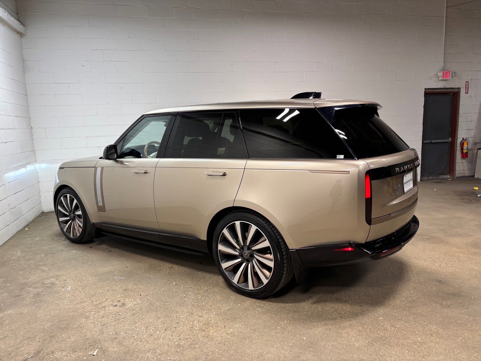 Used 2023 Land Rover Range Rover SV AWD/4WD image 10