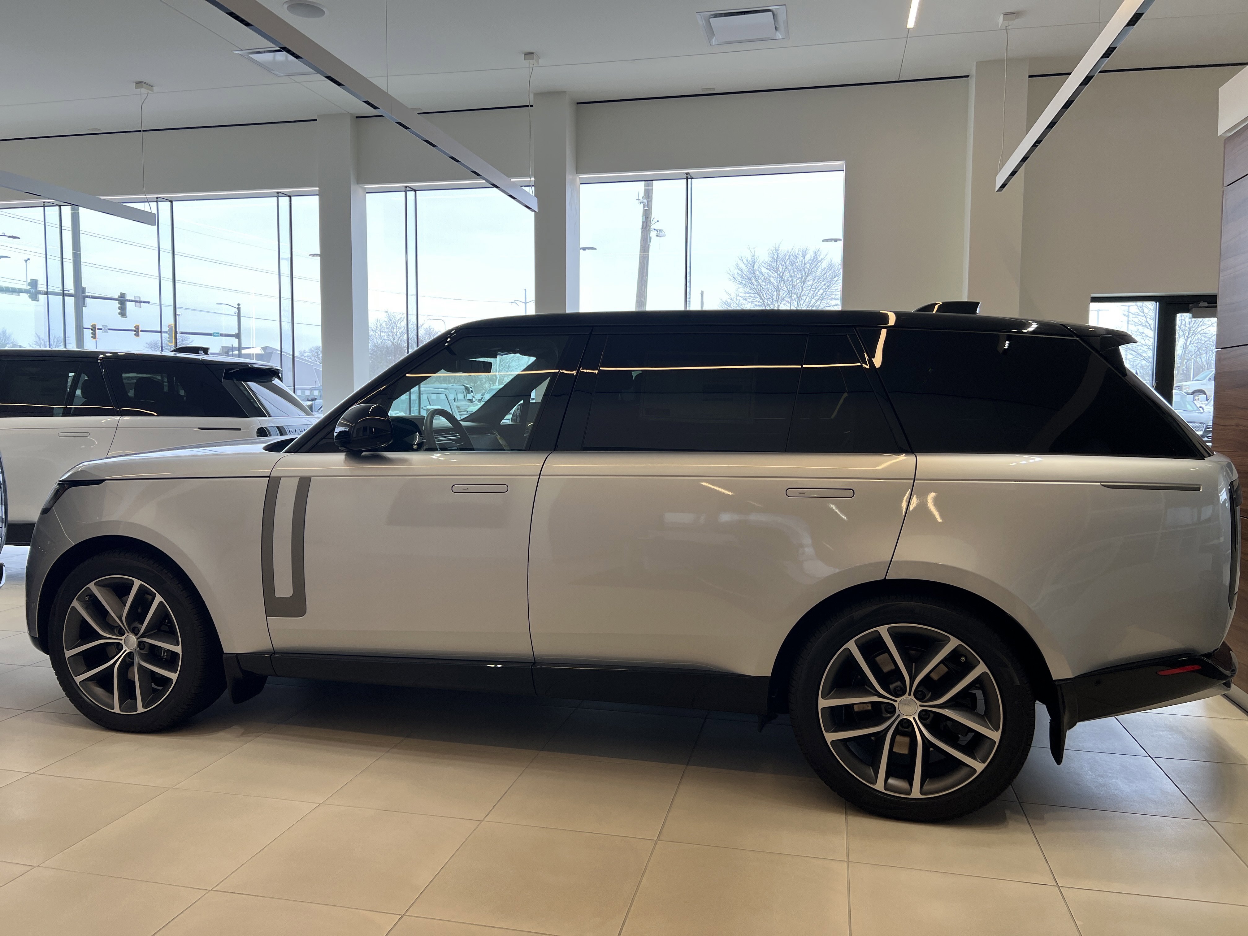 New 2025 Land Rover Range Rover Long Wheelbase SE image 4