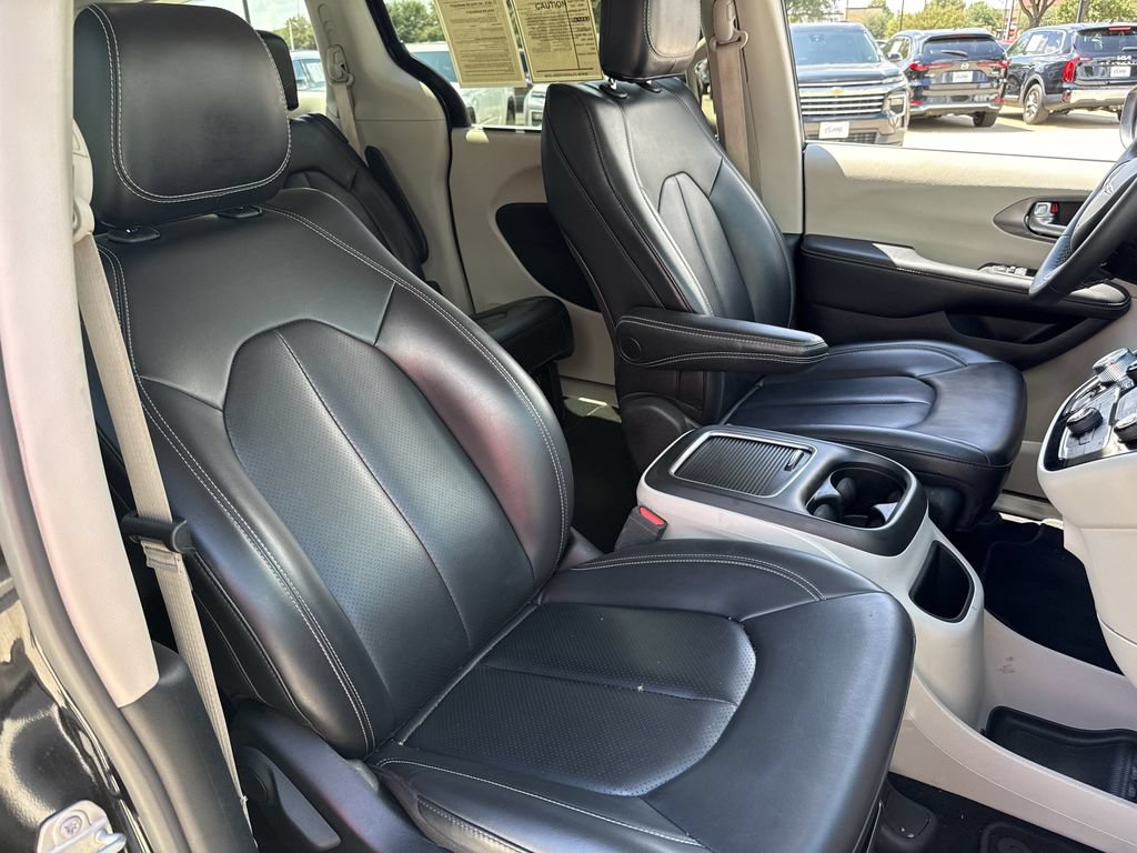 Used 2023 Chrysler Pacifica Touring-L FWD image 25