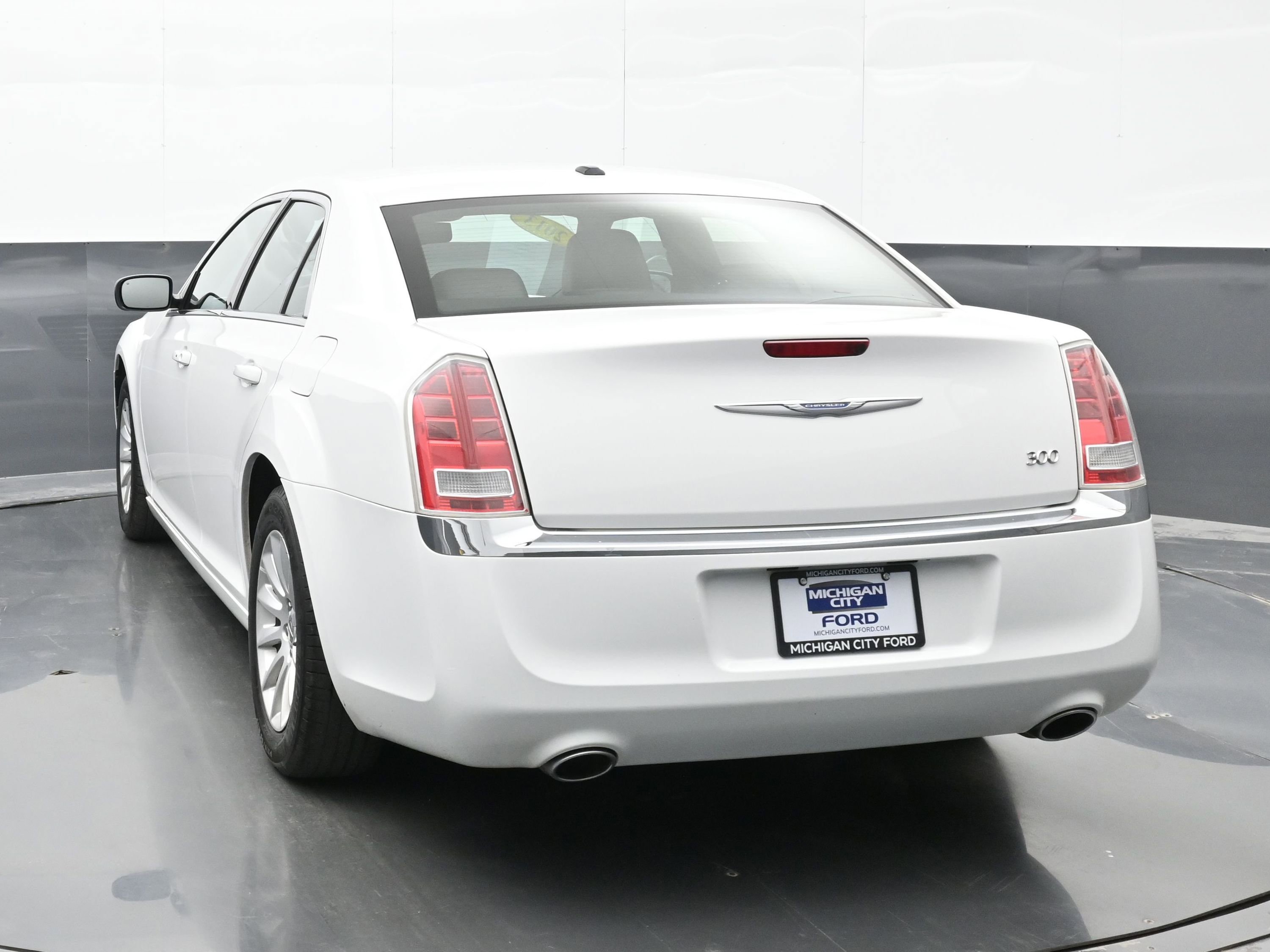 Used 2013 Chrysler 300 RWD image 6
