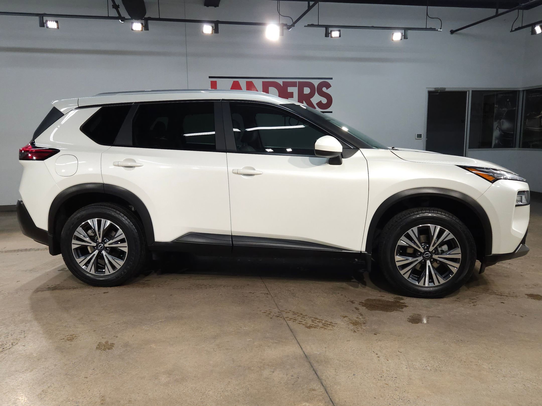 Used 2023 Nissan Rogue SV w/ SV Premium B Package image 8