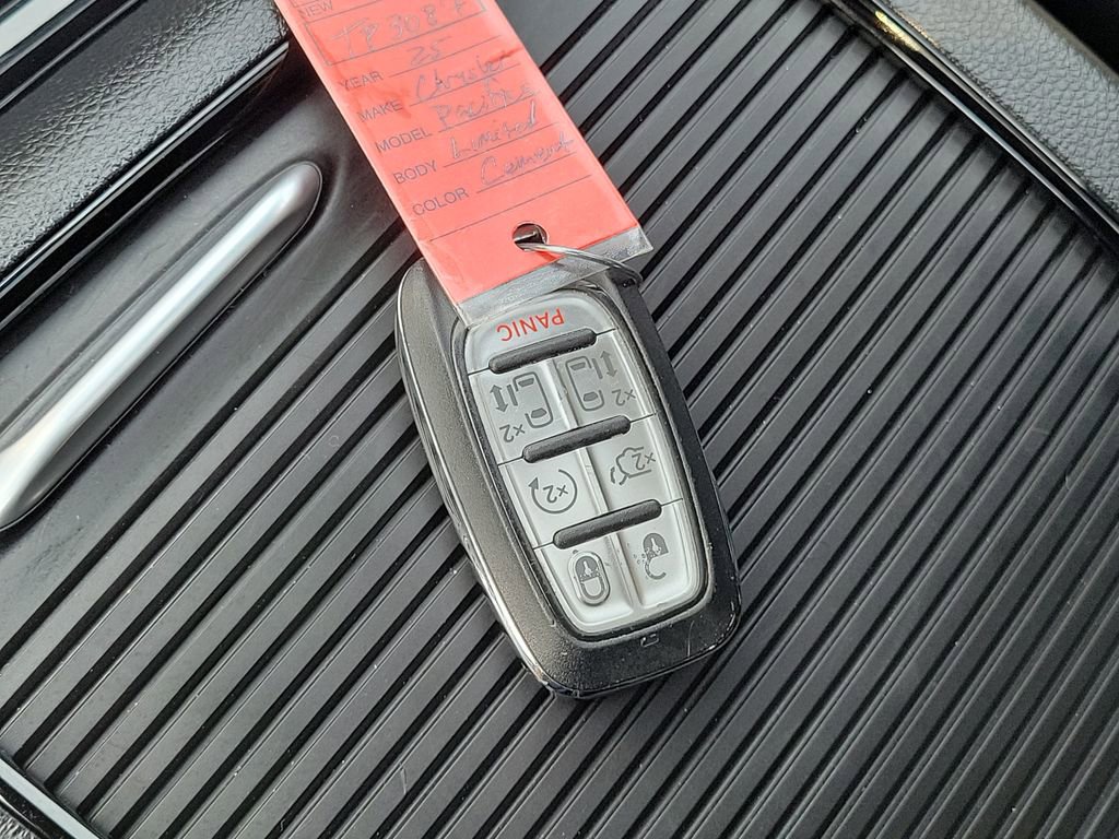 Used 2025 Chrysler Pacifica Limited FWD image 29