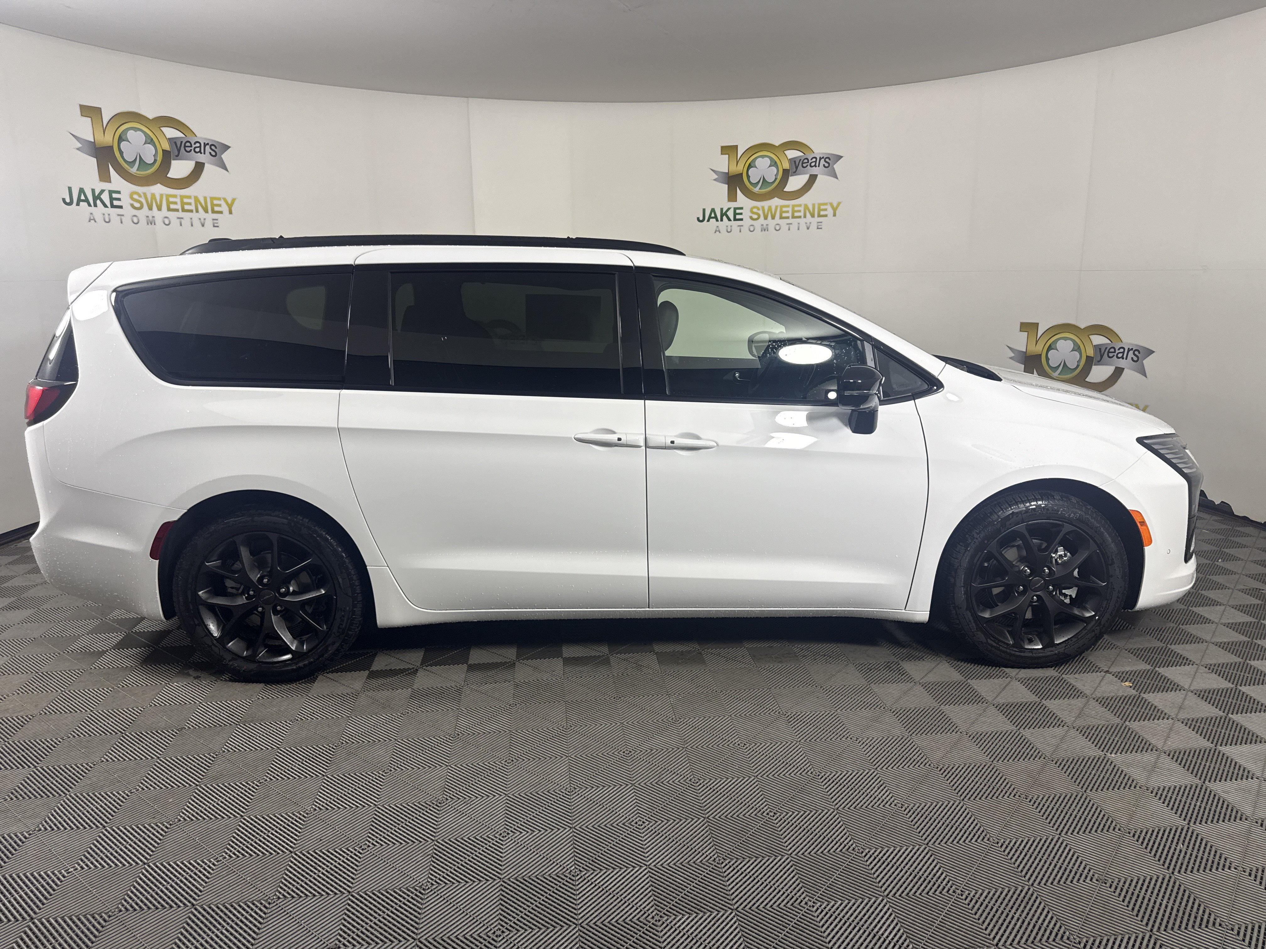 New 2027 Chrysler Pacifica Limited FWD image 11