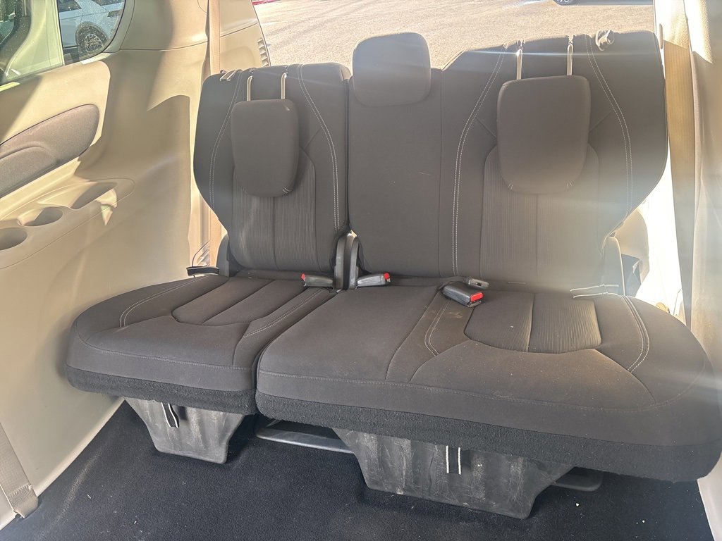 Used 2022 Chrysler Voyager LX image 13