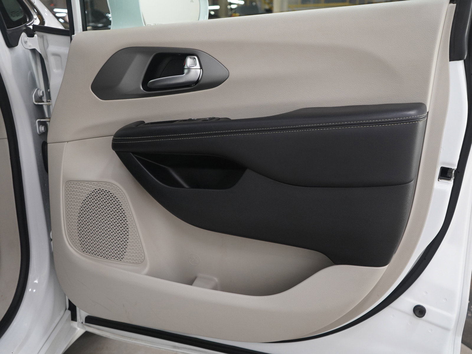 Used 2022 Chrysler Pacifica Touring-L image 9