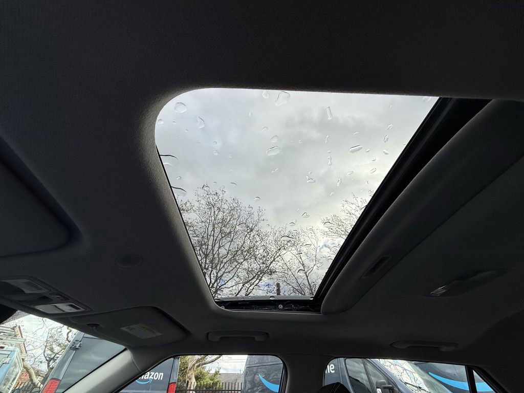 Used 2022 Hyundai Venue SEL image 24