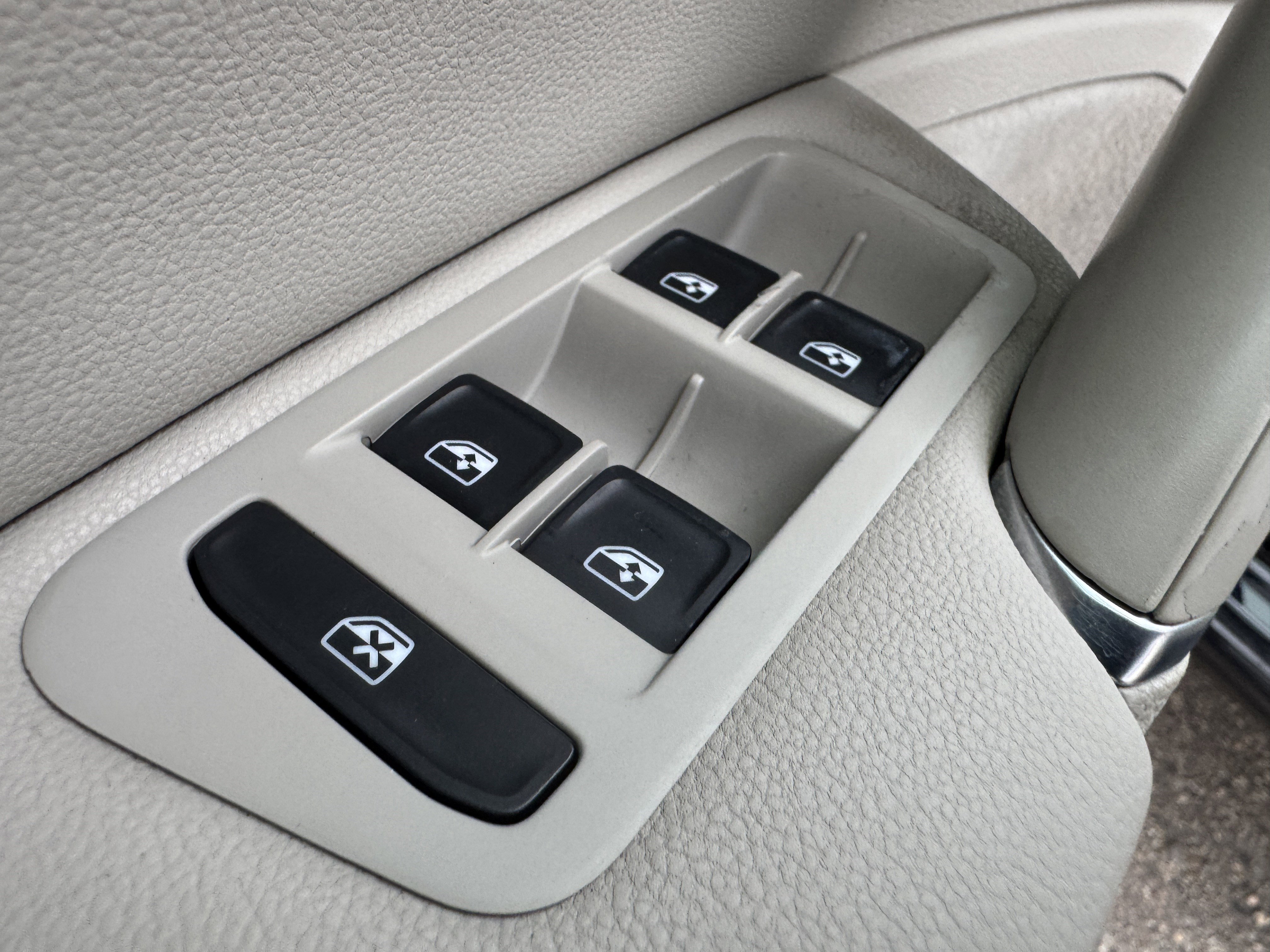 Used 2016 Volkswagen Golf Limited Edition image 11