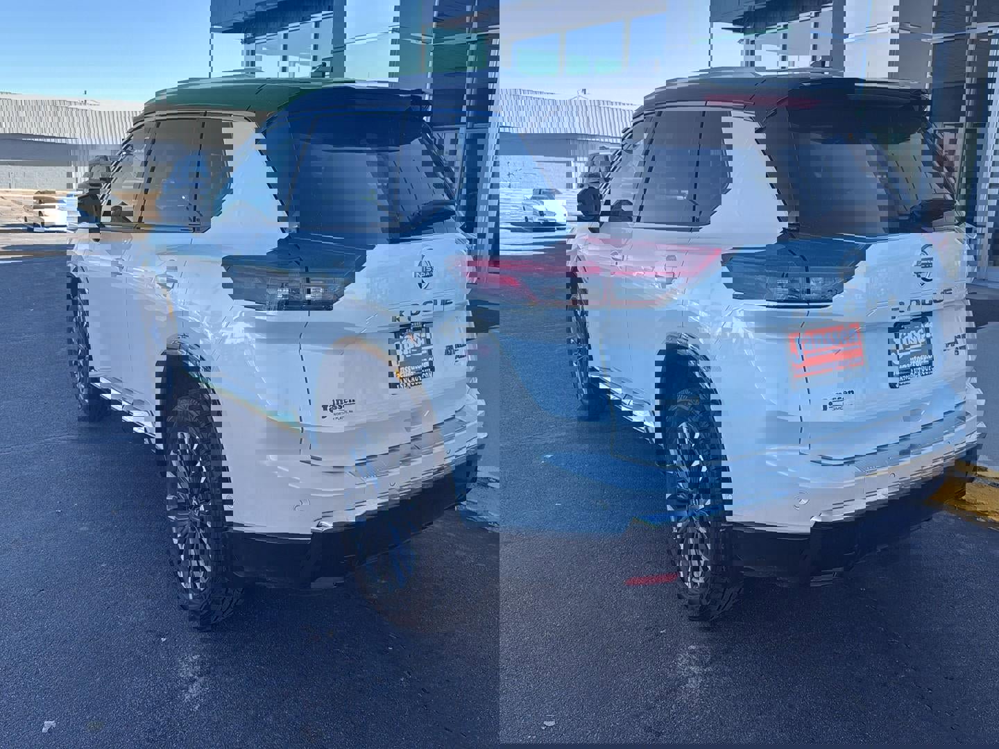 Used 2024 Nissan Rogue Platinum image 2