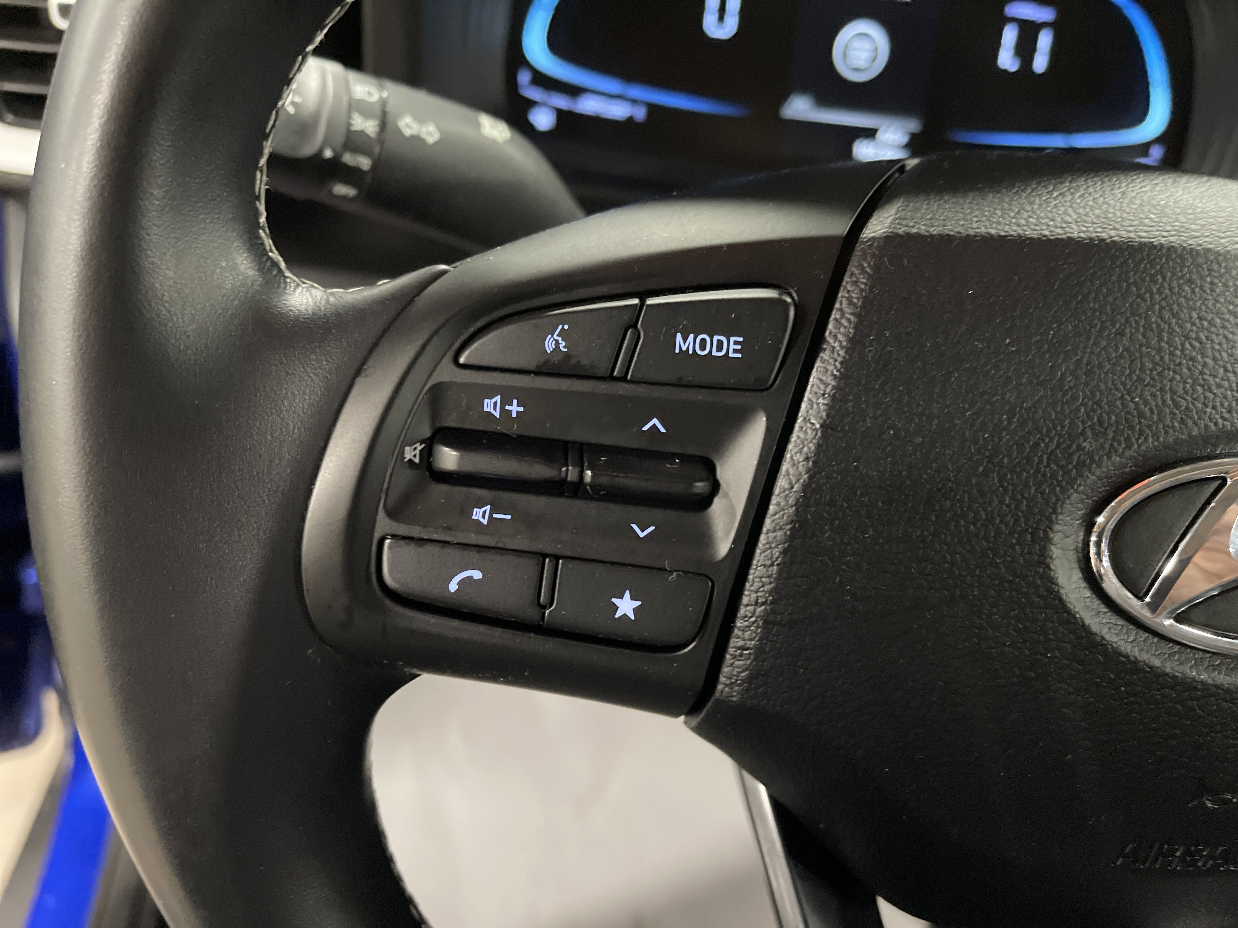 Used 2023 Hyundai Venue Limited image 17