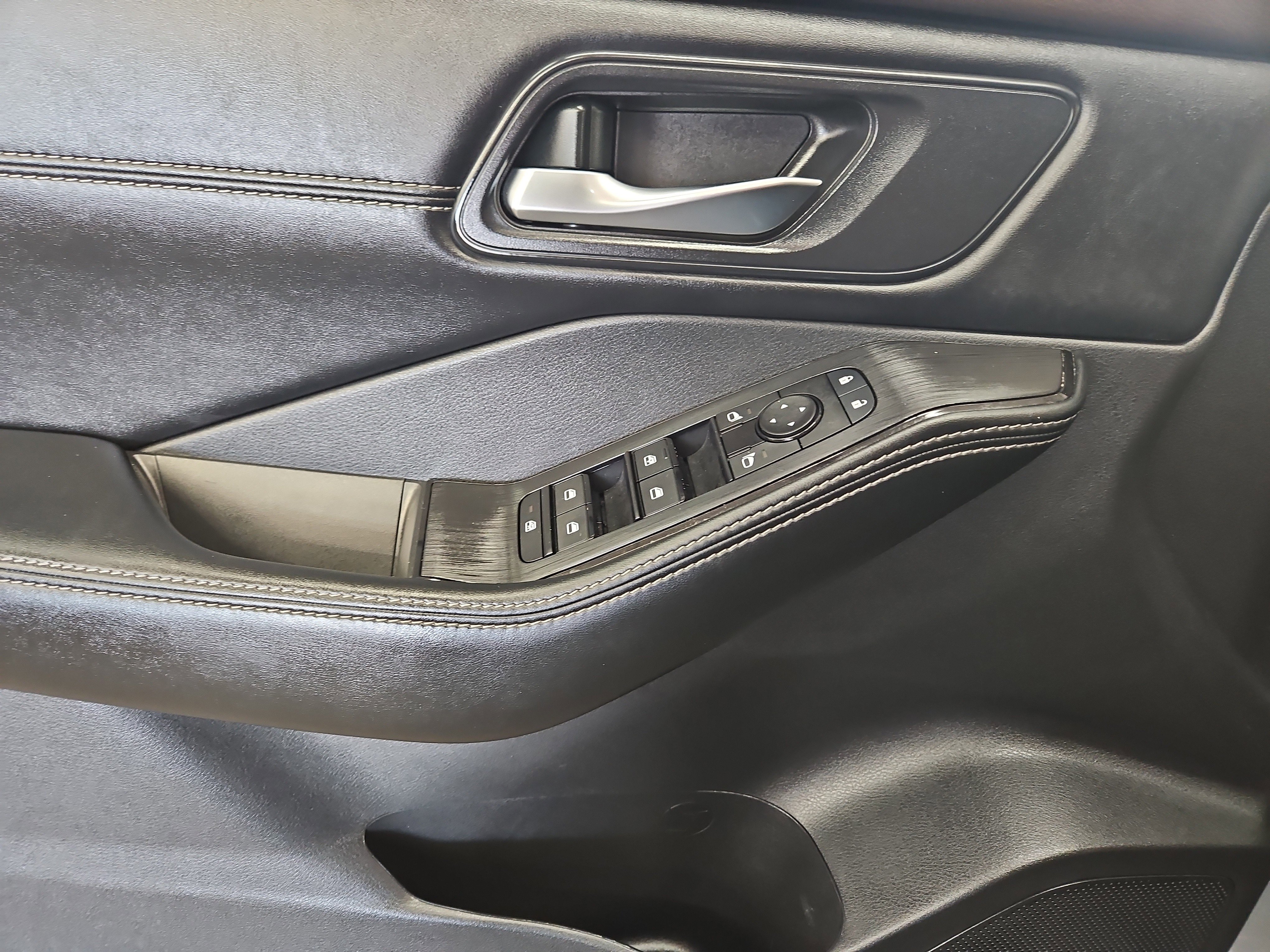 Used 2023 Nissan Rogue SV w/ SV Premium B Package image 7