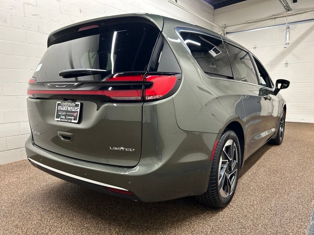 New 2027 Chrysler Pacifica Limited FWD image 2