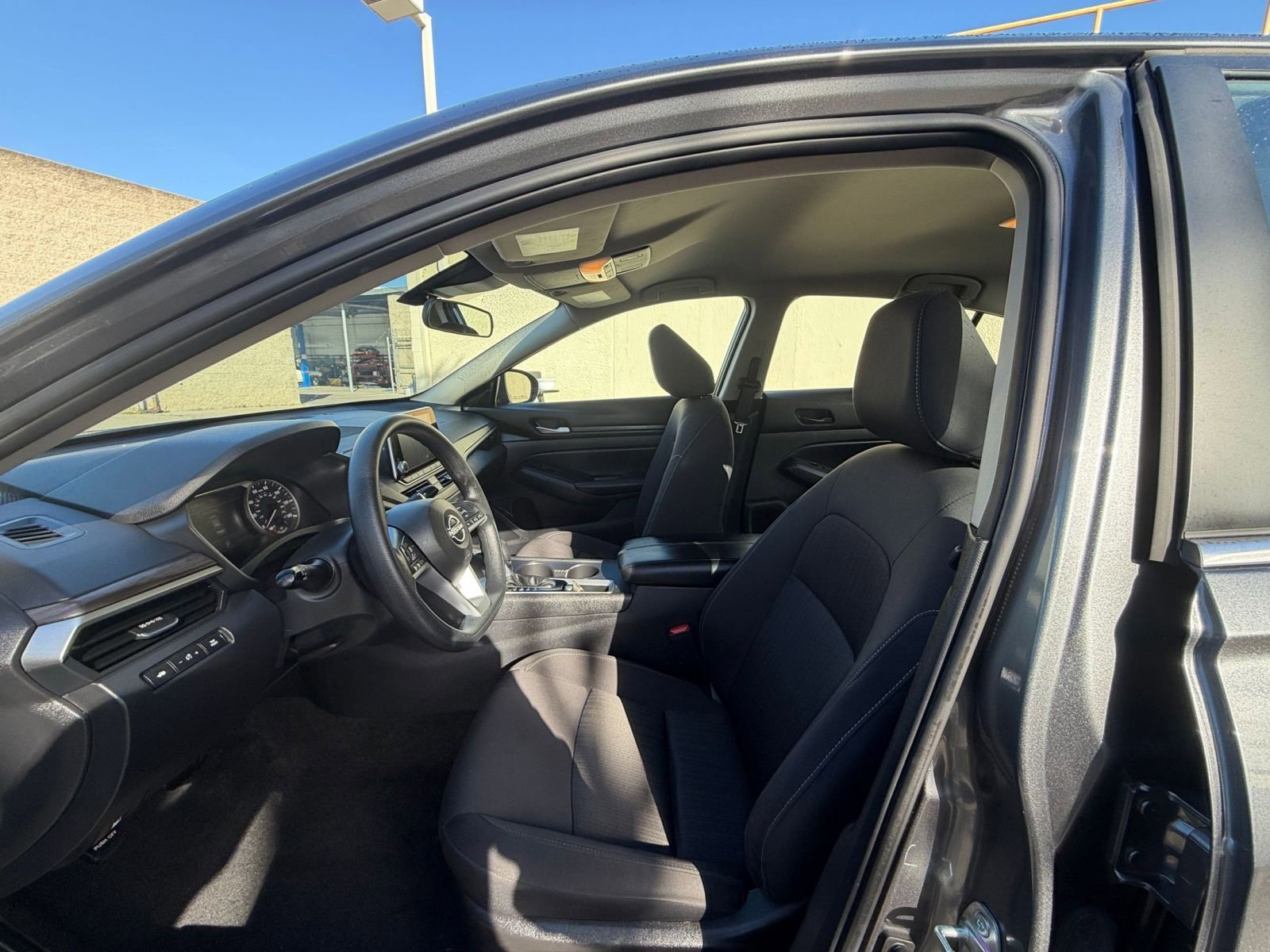 Used 2025 Nissan Altima 2.5 SV FWD image 27