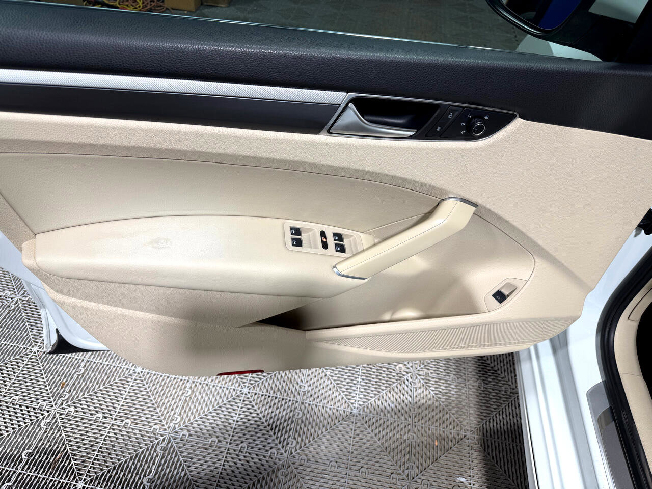 Used 2017 Volkswagen Passat 1.8T R-Line image 25