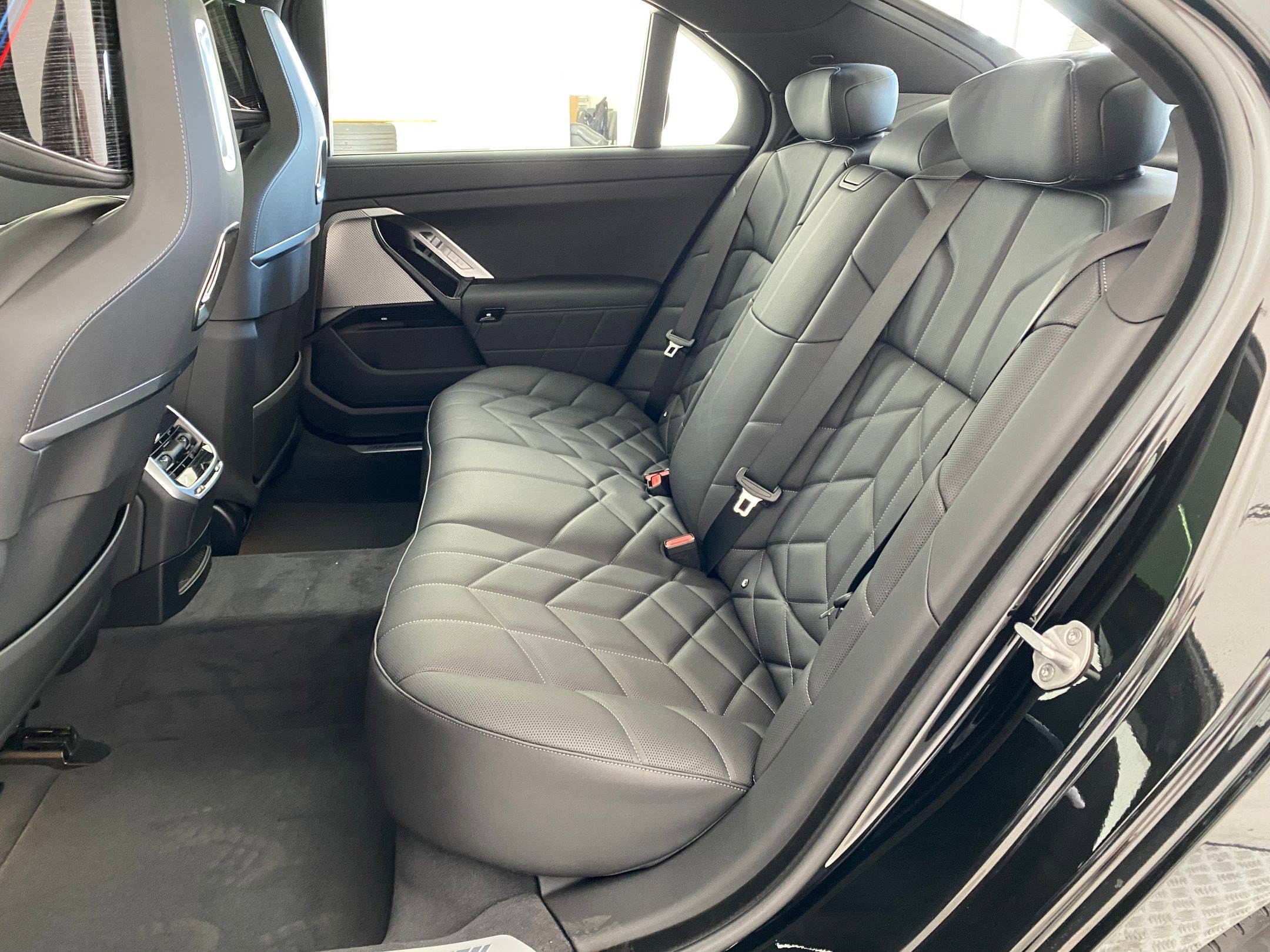 New 2026 BMW 750e xDrive w/ Premium Package image 14