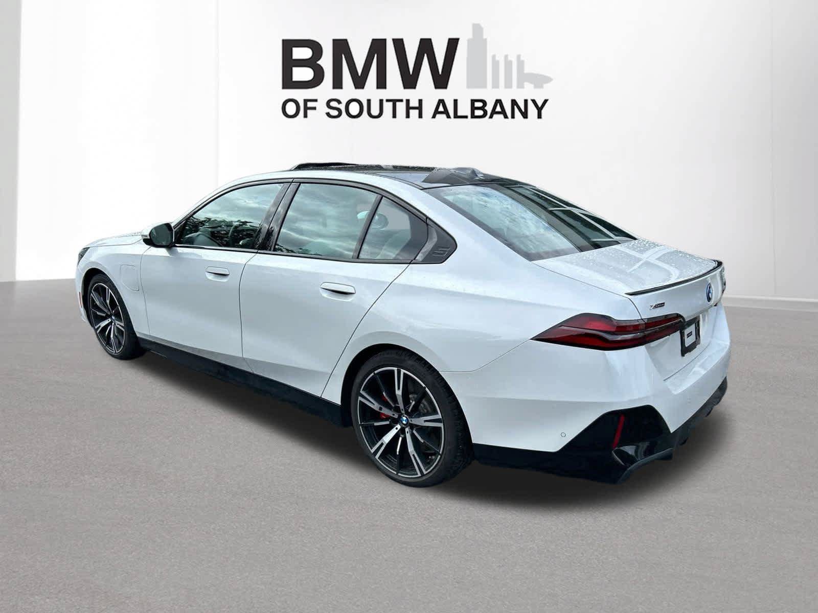 Used 2026 BMW 550e xDrive w/ Premium Package AWD/4WD image 3