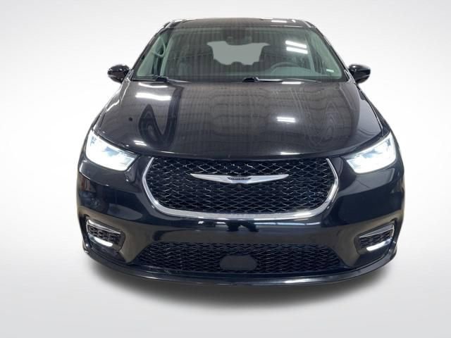 Used 2024 Chrysler Pacifica Touring-L image 9