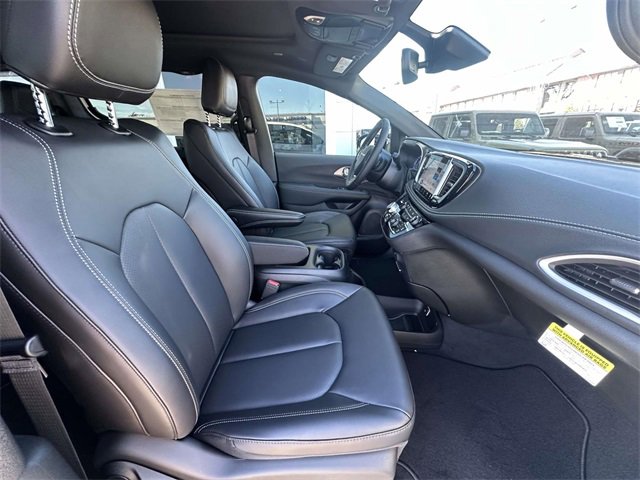 New 2026 Chrysler Pacifica Select image 37
